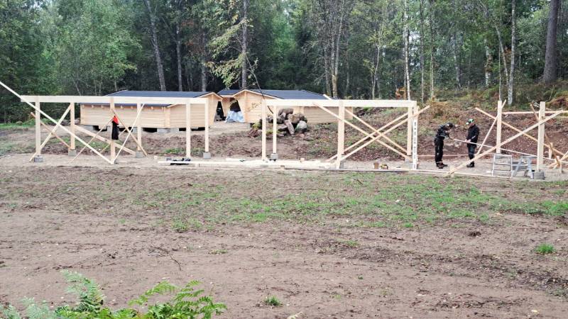 Vindskydd och matplats på gång