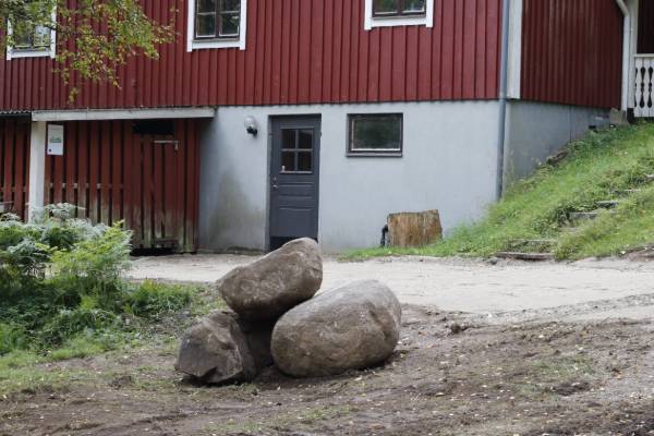 Större plan yta utanför vedförrådet  ger ökad tillgänglighet för framtiden och kanske för att placera extra tillfälliga toaletter. 