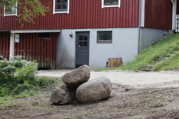 Större plan yta utanför vedförrådet  ger ökad tillgänglighet för framtiden och kanske för att placera extra tillfälliga toaletter. 